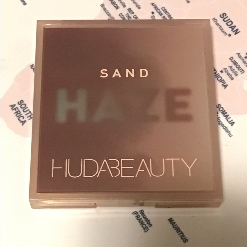 BRAND NEW HUDA SAND HAZE OBSESSION EYESHADOW!